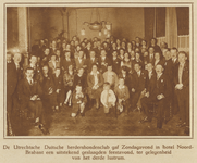 872467 Groepsportret van bestuur en leden van de Utrechtsche Vereeniging voor Duitsche Herdershonden, bij de viering ...
